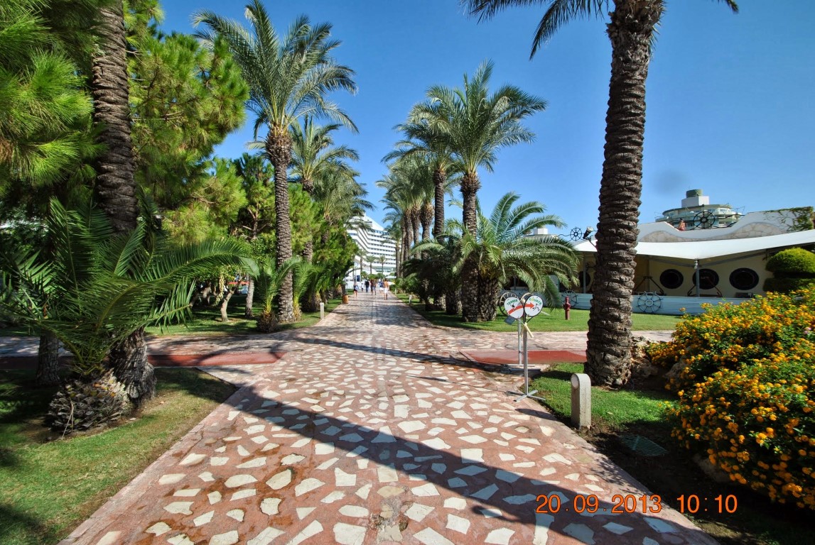 imagini hotel TITANIC LARA